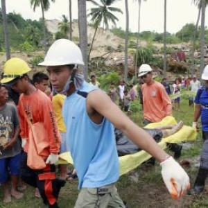 Aftershocks mar rescue ops in quake-hit Philippines