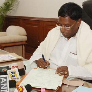 Narayanasamy stakes claim to form Puducherry govt