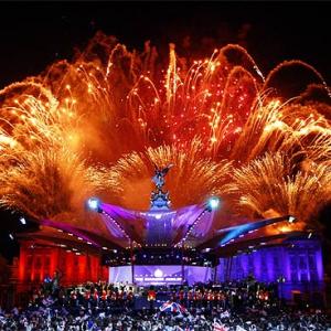 Queen Elizabeth's Jubilee bash: Fireworks, rock 'n roll