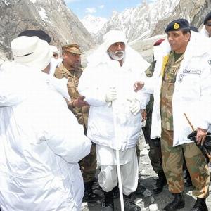 Kayani on Siachen peace: 'It takes two hands to clap'