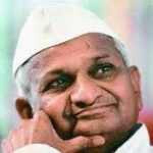 Hazare backs Maharashtra farmers' stir as tension simmers 