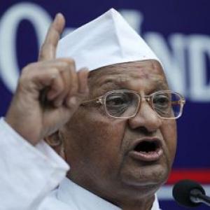Hazare refuses to accept fund despite Kejriwal's offer