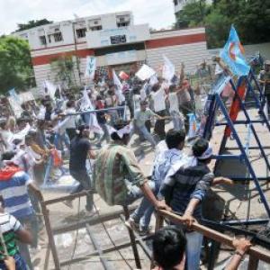 Osmania students clash with police over Telangana