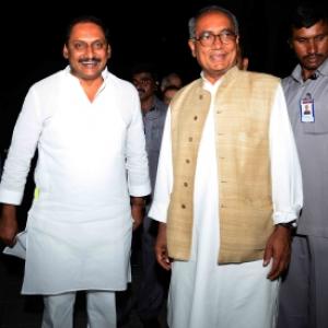 Andhra MLAs want CM to go for keeping them in dark on Telangana