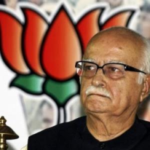 Antony should apologise for LoC remarks: Advani