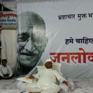 Hazare begins indefinite fast on Jan Lokpal Bill