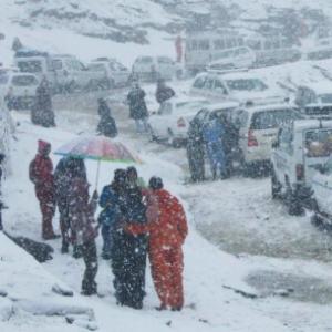 4 dead, 9 missing in heavy snowfall in Himachal