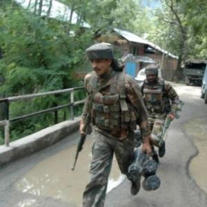 4 policemen among 6 injured in suspected militant attack in Kashmir