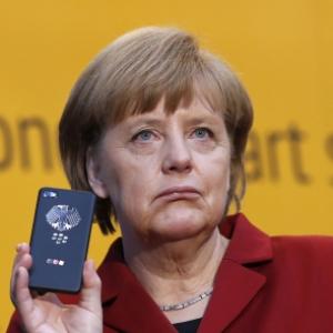 Obama calls Merkel, discusses NSA snooping