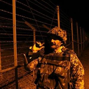 Pakistan targets Indian posts along LoC