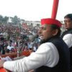 Akhilesh keeps poll promise, doles out laptops to students