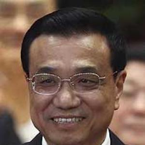 Keen to have you visit, Chinese PM tells Modi in Myanmar