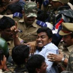 AP division: Seemandhra lawyers' protest enters 100th day