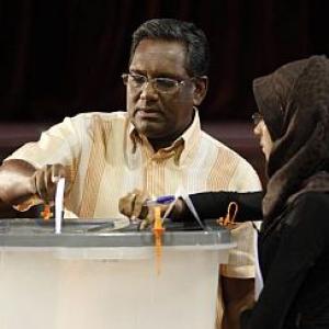 Maldives president steps down ahead of run-off polls
