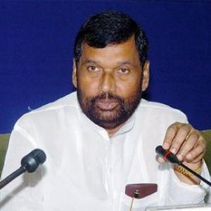 Paswan meets Rabri, moots alliance with Cong