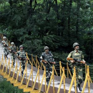 Pak troops violate ceasefire yet again along LoC in Pooch