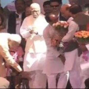 No love lost: Advani, Modi share dais in Bhopal