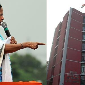 Mamata gives in to EC ultimatum; 8 officials to be transferred
