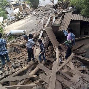China quake toll mounts to nearly 400, rescuers race to save lives