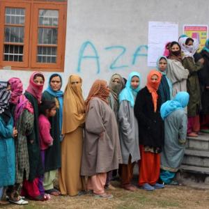 Kashmiris shake off winter chills to cast vote in 4th phase of polls