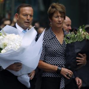 Australian PM Tony Abbott lays flowers at Sydney siege site