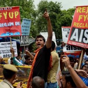 Delhi University teachers bat for 4-yr-course, go on hunger strike