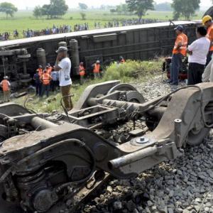 4 dead after Rajdhani Express derails in Chhapra