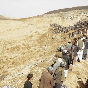 Afghanistan landslide kills 350, hundreds missing