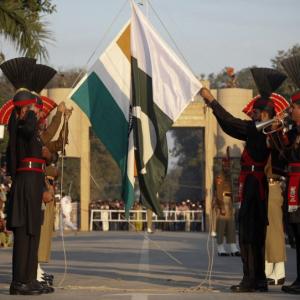 Pakistan soldiers refuse sweets from India on Eid