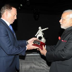 Modi presents Sikh battalion's prized trophy to Abbott at War Memorial
