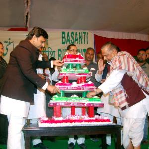 Mulayam cuts 75-ft cake at grand birthday bash