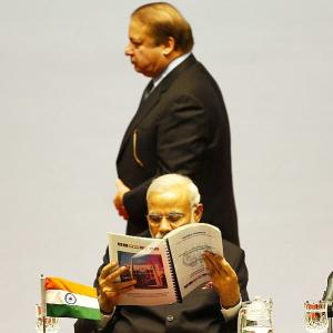 PM ignores Sharif, chooses to meet other SAARC leaders