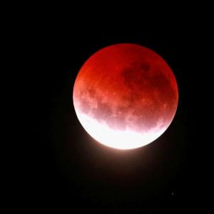 Short and sweet: When the moon turned red