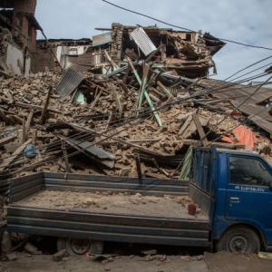 Quake in Nepal leaves trail of destruction, death toll mounts to 2,200
