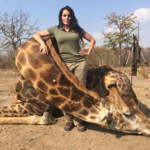 US hunter's dead giraffe photo creates furore