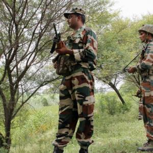 With mortar bombs, Pakistan targets Indian border