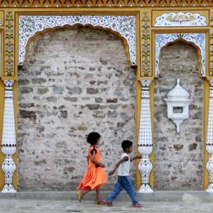 Pak to renovate Hindu temples, Indian pilgrims pray for peace