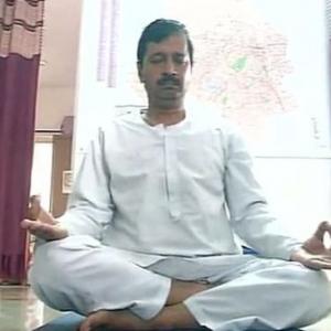 Ahead of polls, Kejriwal does yoga, Bedi rolls rotis