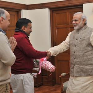 Kejriwal enjoys 15 minute chai pe charcha with PM Modi