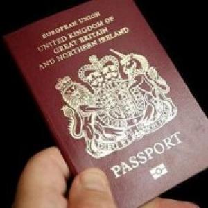 UK parents told to take away passports of girls at terror risk