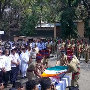Cartoonist R K Laxman cremated with state honours