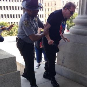 No love lost: Photo of black cop helping white supremacist goes viral