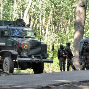 2 militants, 1 civilian killed in encounter in Kashmir