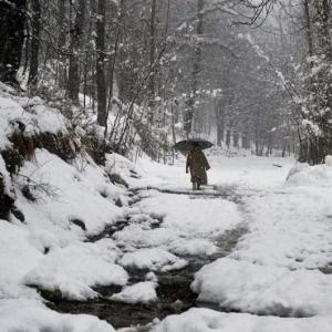 Valley of snow: Kashmir witnesses heavy snowfall, roads blocked