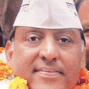 AAP suspends ex-MLA who sent legal notice to Kumar Vishwas