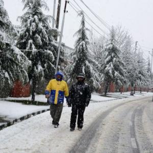 Heavy rains, snowfall shut Jammu-Srinagar highway