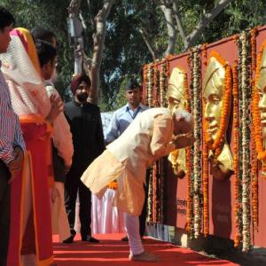 Modi's tour de Punjab: PM pays homage to martyrs, visits Golden Temple