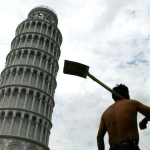 The Leaning Tower moves to China!