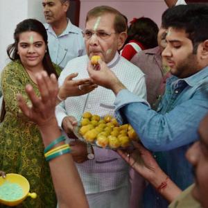Bihar celebrates: 'Hanuman' arrives at Lalu's house