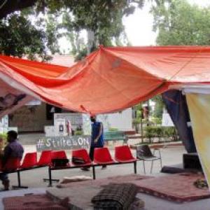 FTII stir: Students threaten hunger strike, Chauhan meets Rathore